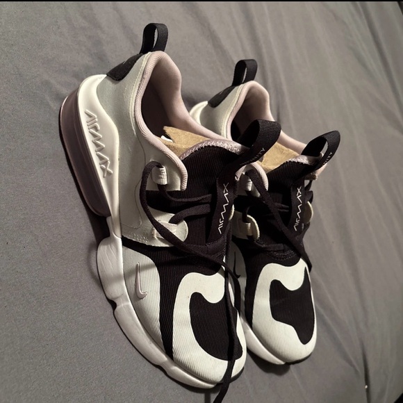 Nike Shoes - Nike Air Max INFINITY Black and Cream Sneakers size 6